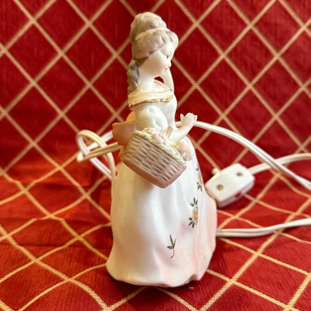 Vintage Lady Figurine Lamp. - Picture 2 of 13